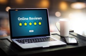 close up on laptop showcasing online reviews that are not fake online reviews